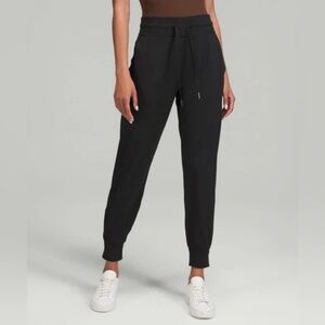 Lululemon Ready to Rulu High-Rise Jogger in Black. Size 6.